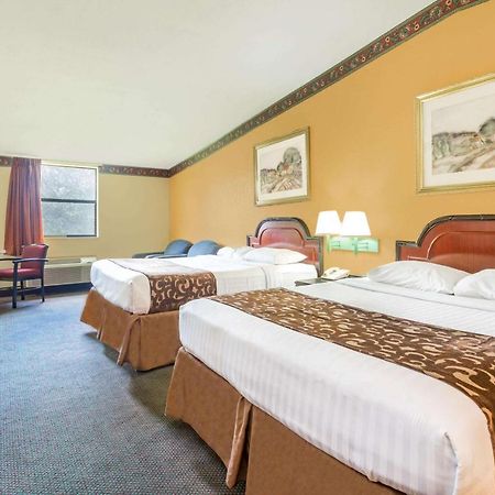 Howard Johnson By Wyndham Lake City Exterior photo