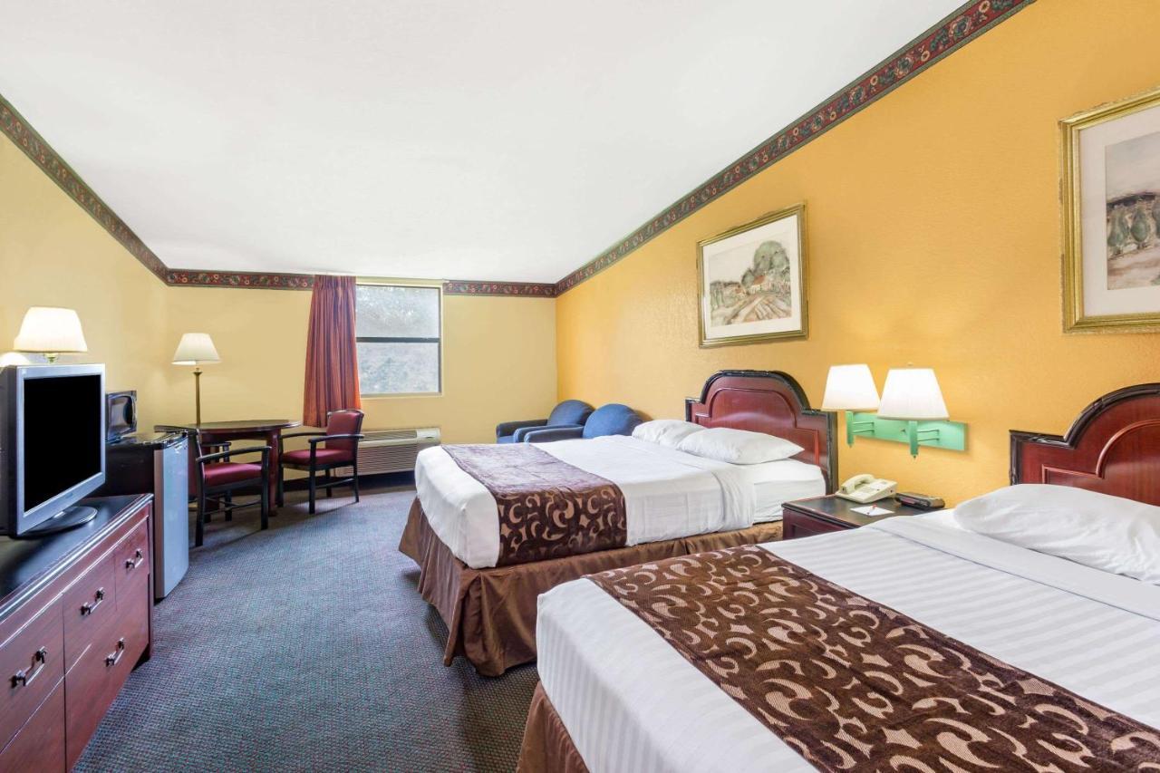 Howard Johnson By Wyndham Lake City Exterior photo