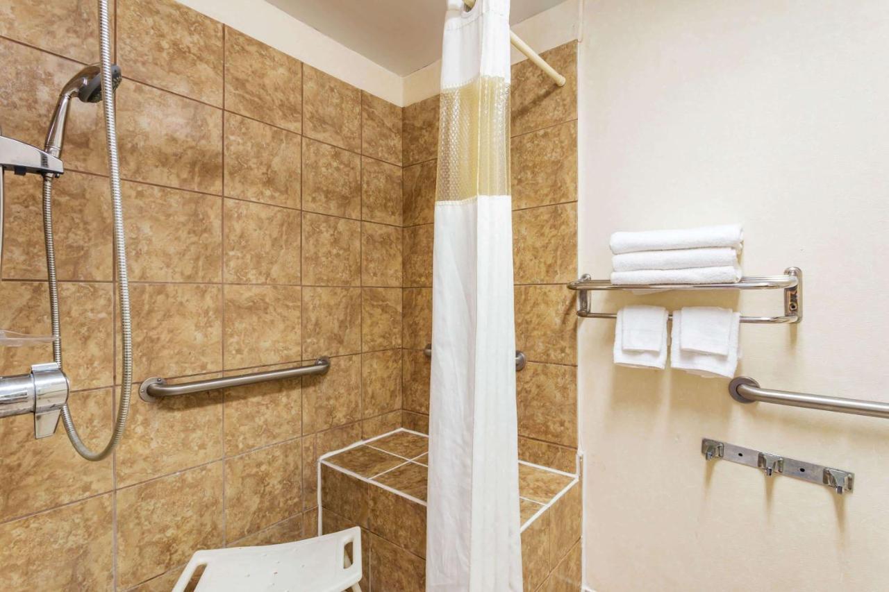 Howard Johnson By Wyndham Lake City Exterior photo