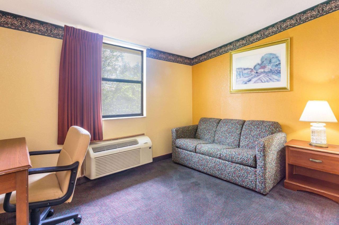 Howard Johnson By Wyndham Lake City Exterior photo