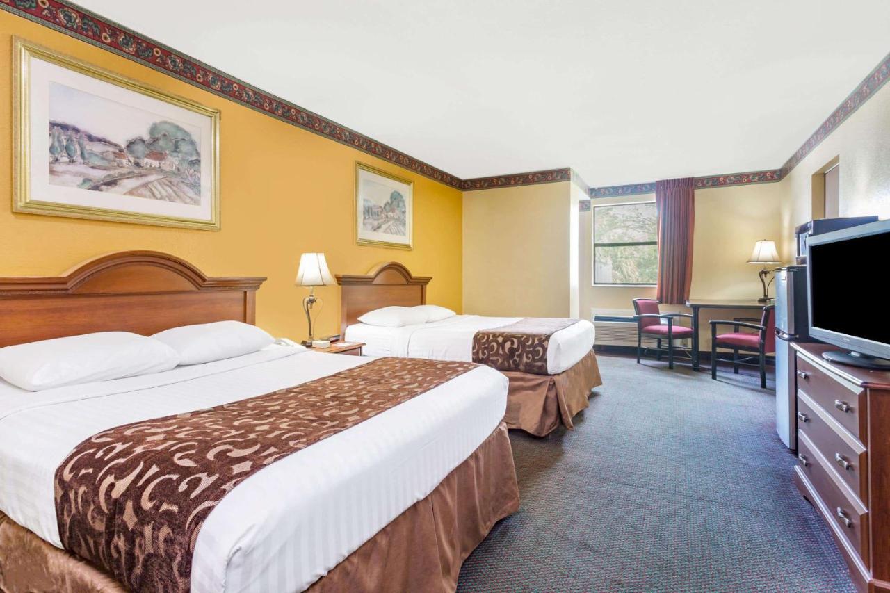 Howard Johnson By Wyndham Lake City Exterior photo