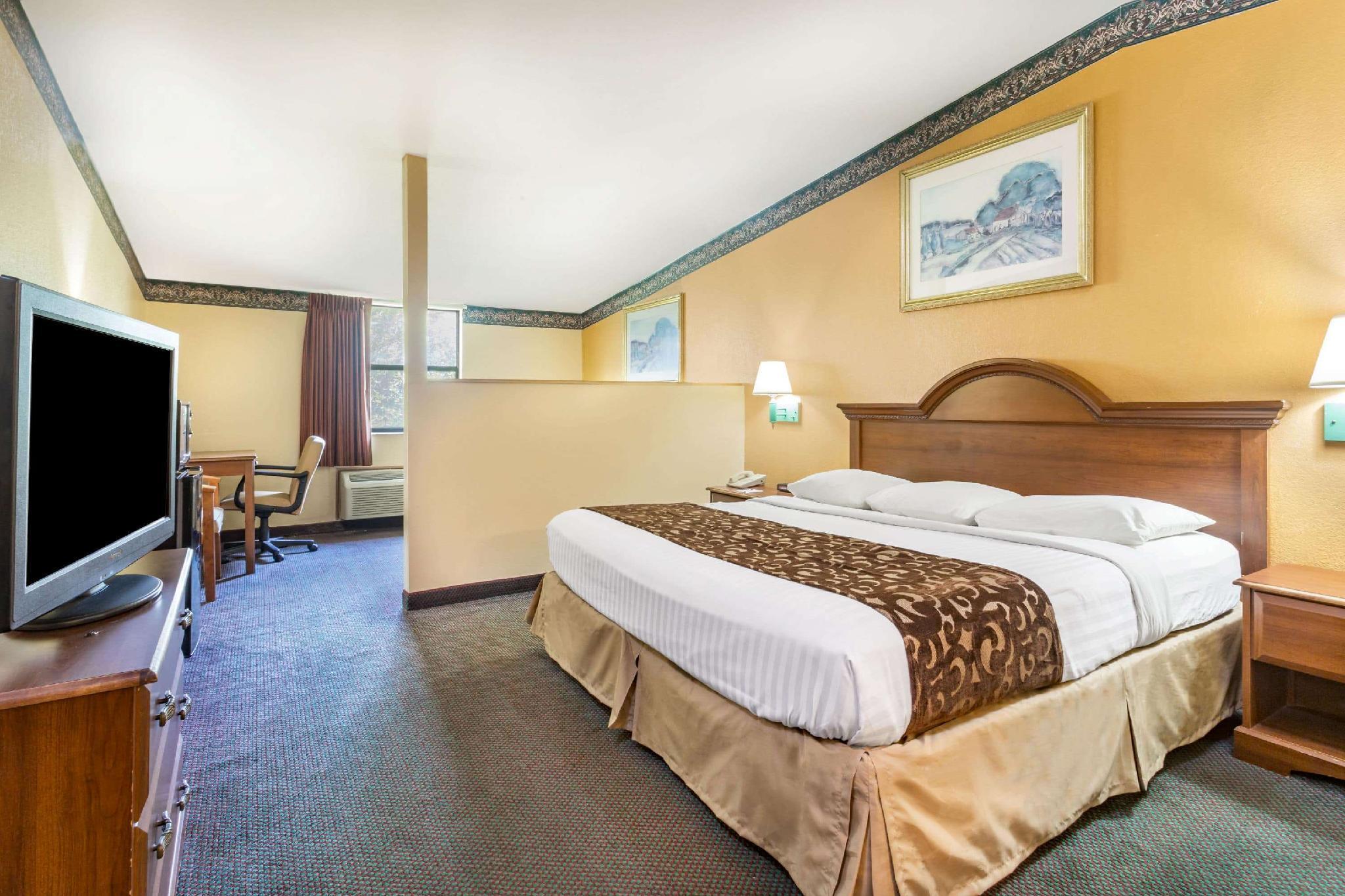 Howard Johnson By Wyndham Lake City Exterior photo
