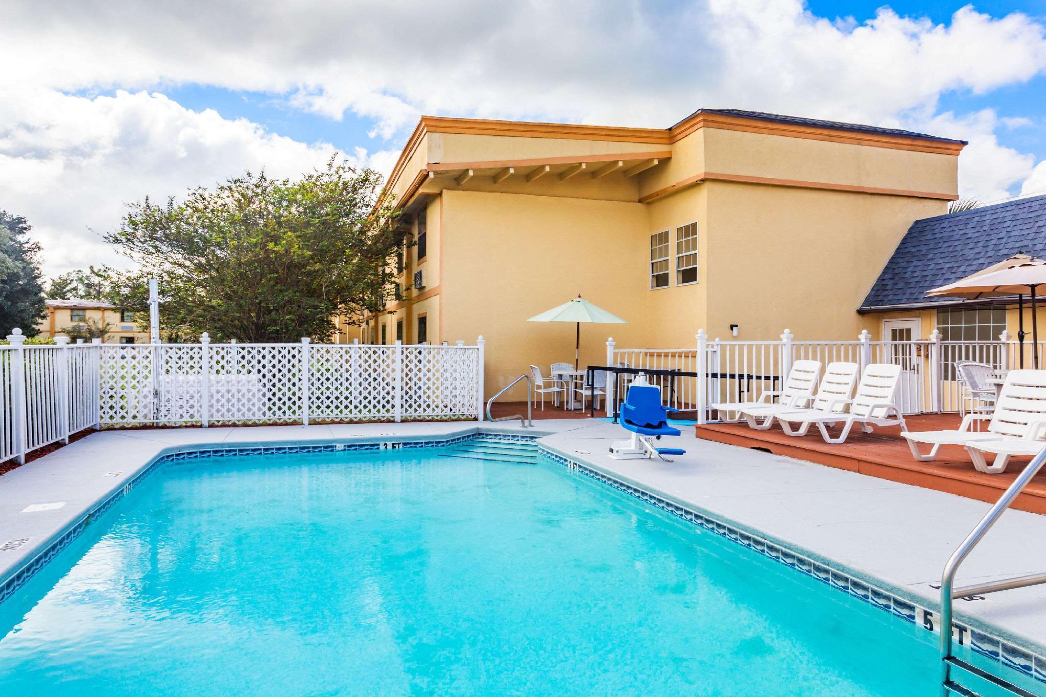 Howard Johnson By Wyndham Lake City Exterior photo