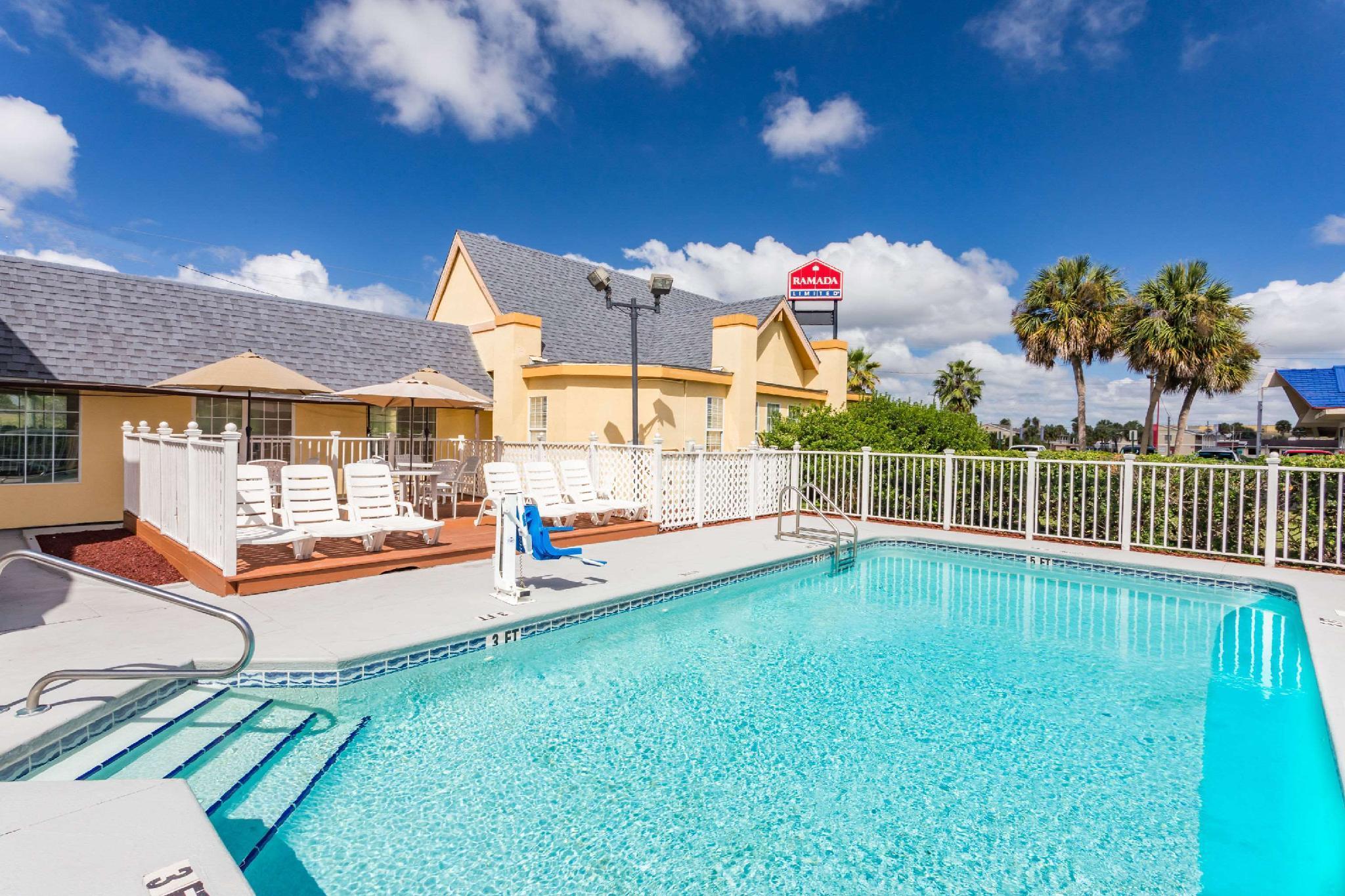 Howard Johnson By Wyndham Lake City Exterior photo