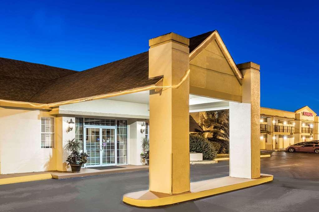 Howard Johnson By Wyndham Lake City Exterior photo